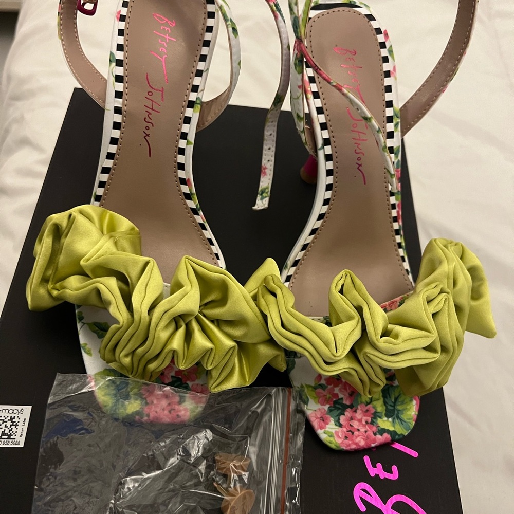 Betsey Johnson Floral Heels with Lime Ruffle - Picture 5 of 11